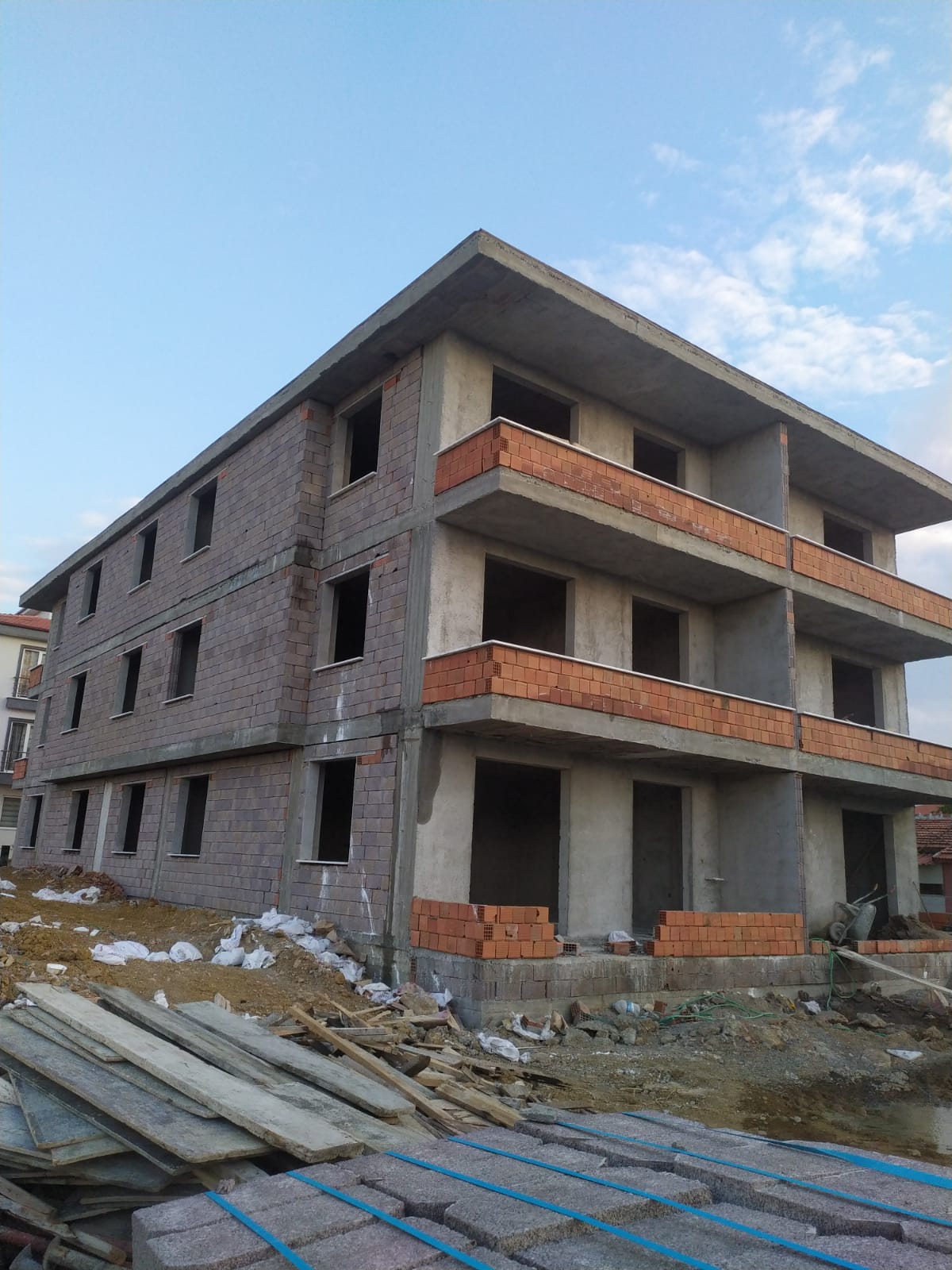 NURAY İNŞAAT ATICI APARTMANI KABASI TAMAMLANDI.